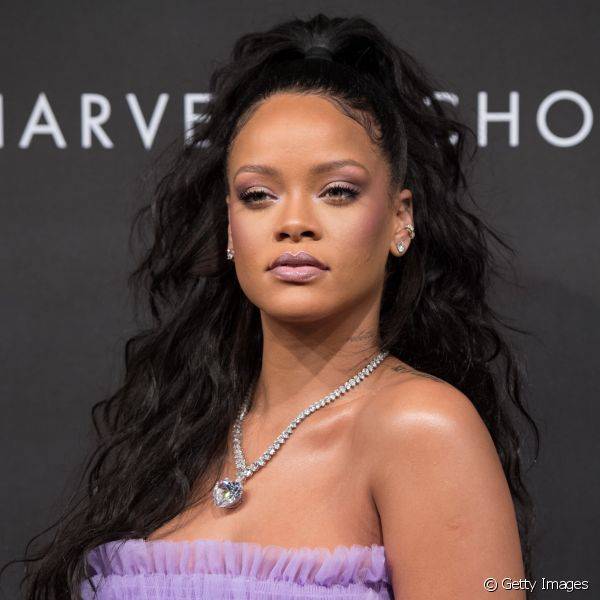 Em setembro, Rihanna apostou sombra lil?s com fundo levemente amarronzado durante um evento de beleza em Londres, make que combinou, ainda, com o vestido lavanda usado na ocasi?o (Foto: Getty Images)